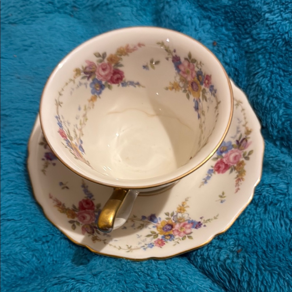 White and Gold Dining Mugs with Elegant Design
